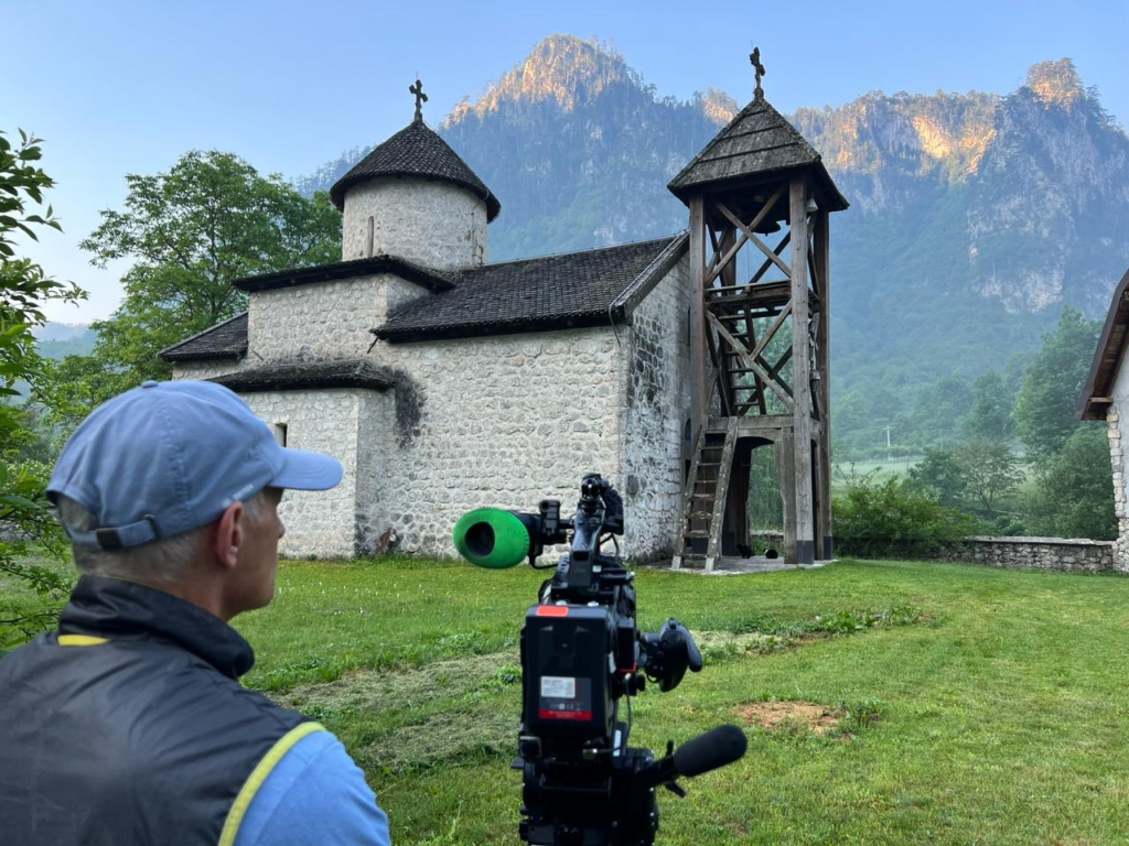 Professioneller Filmdreh in Montenegro; Berg-Kulisse mit Kirche 