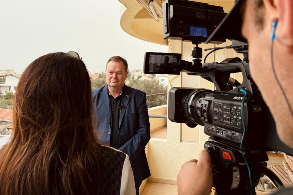 Montenegro-Experte Michael Bader vor der Kamera für einen nationalen Fernsehsender 