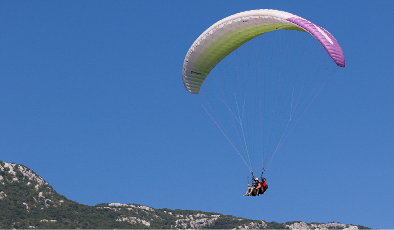 paragliding über den bergen von montenegro
