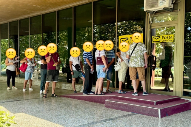 schlangestehen bei der post